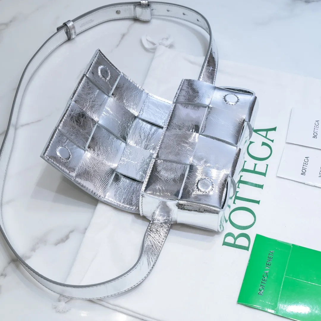 BV mini Cassette’s 8-frame silver color~ Silver items have always been the favorite of fashionable men and women😎 And don’t look too good with dark clothes in winter! ! Simple large plaid, effortlessly fashionable. Hurry up and get one〰️17.5×9.5×5cm
